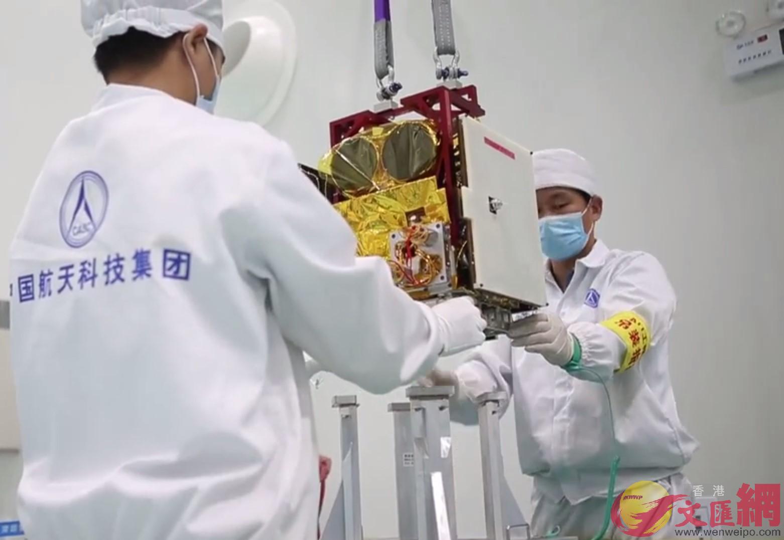 工作人員正在對衛星進行打包裝箱 記者 郭若溪攝