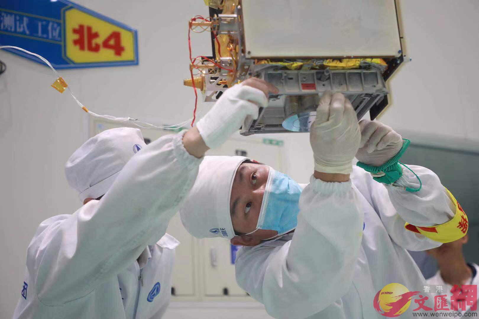 深圳航天東方紅海特衛星工作人員精心檢測包裝京師一號衛星 記者 郭若溪攝