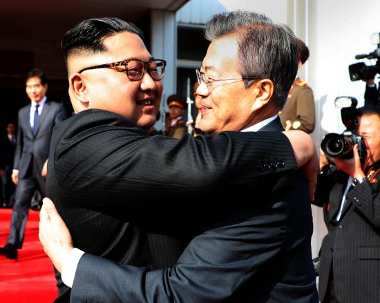 朝韓領導人在板門店相擁(紐西斯通訊社)