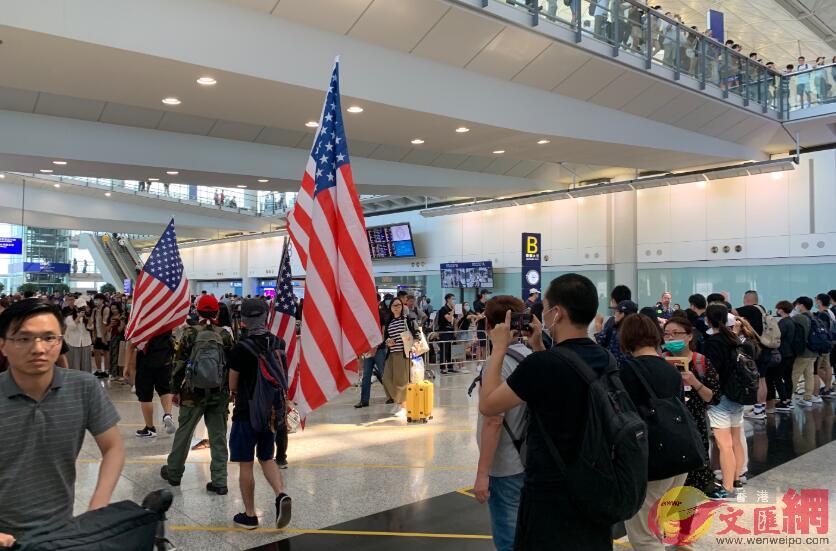 黑衣人在癱瘓機場時A美國國旗也有出現A顯示其背後有外國勢力參與C