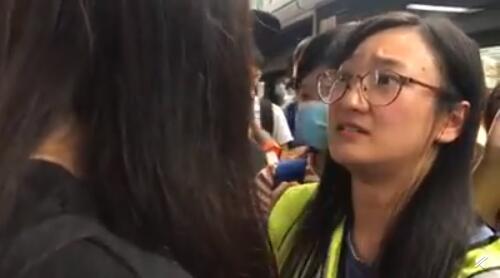 中國通訊社記者遭癱瘓地鐵的黑衣人圍攻A打壓新聞自由C視頻圖片