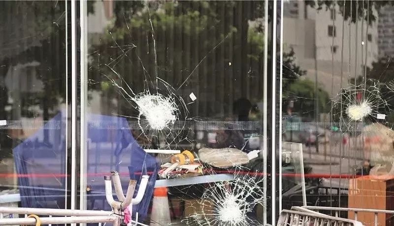 2019年7月1日A暴徒衝擊了香港立法會C