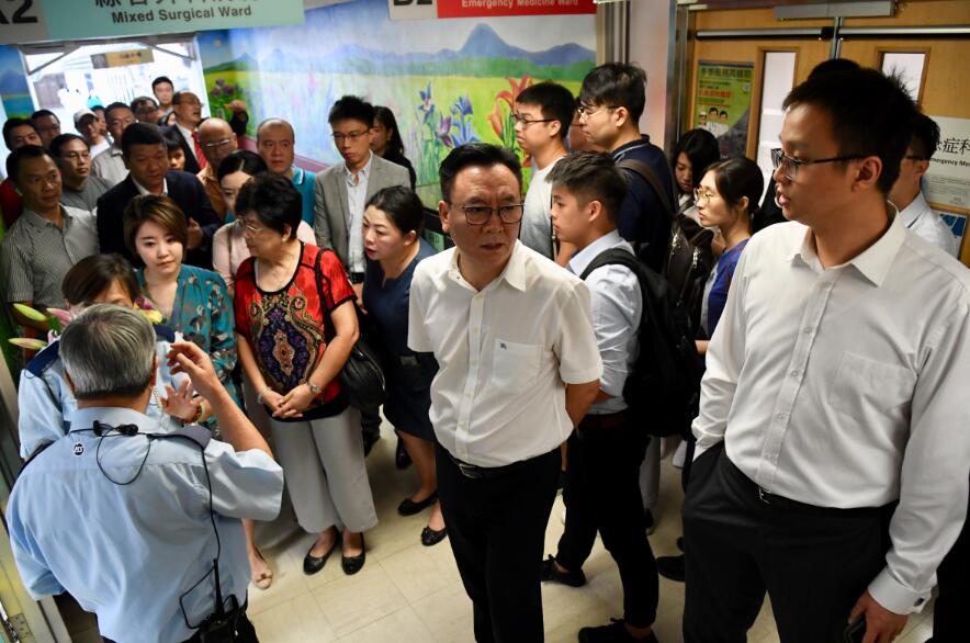 8月14日A大批香港市民和團體自發到位於香港新界葵青區的瑪嘉烈醫院探望和聲援在香港國際機場被激進示威者毆打的環球網記者付國豪C 中新
