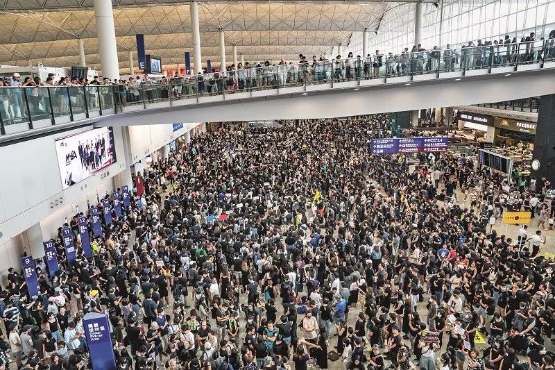 2019年8月A示威者佔領了香港國際機場C