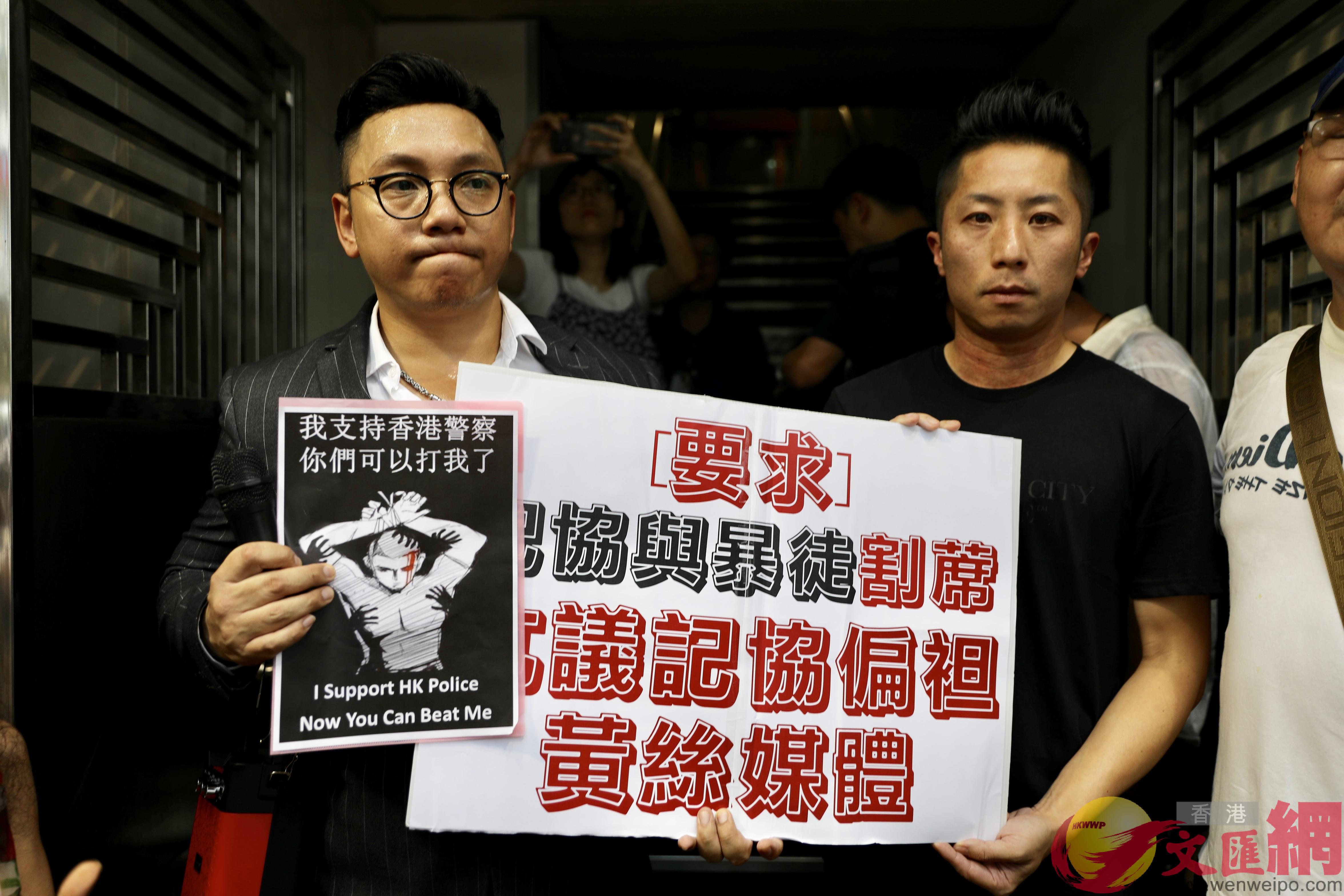 14日A因不滿香港記協偏袒反對派B處事雙重標準A部分香港市民到其辦公室外抗議C]資料圖片^