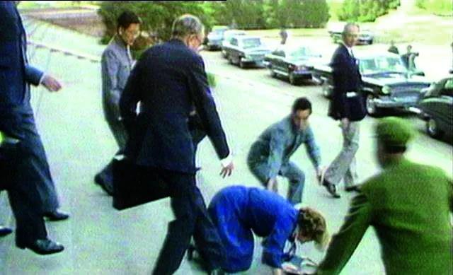 1982年9月A撒切爾夫人與鄧小平會談結束後A在人民大會堂台階上跌倒C(視頻截圖)