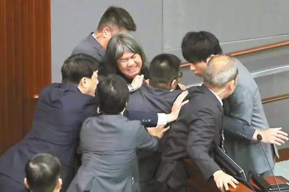 2016年A香港立法會驚爆宣誓鬧劇A部分新當選議員企圖塗改就職宣誓的誓詞C