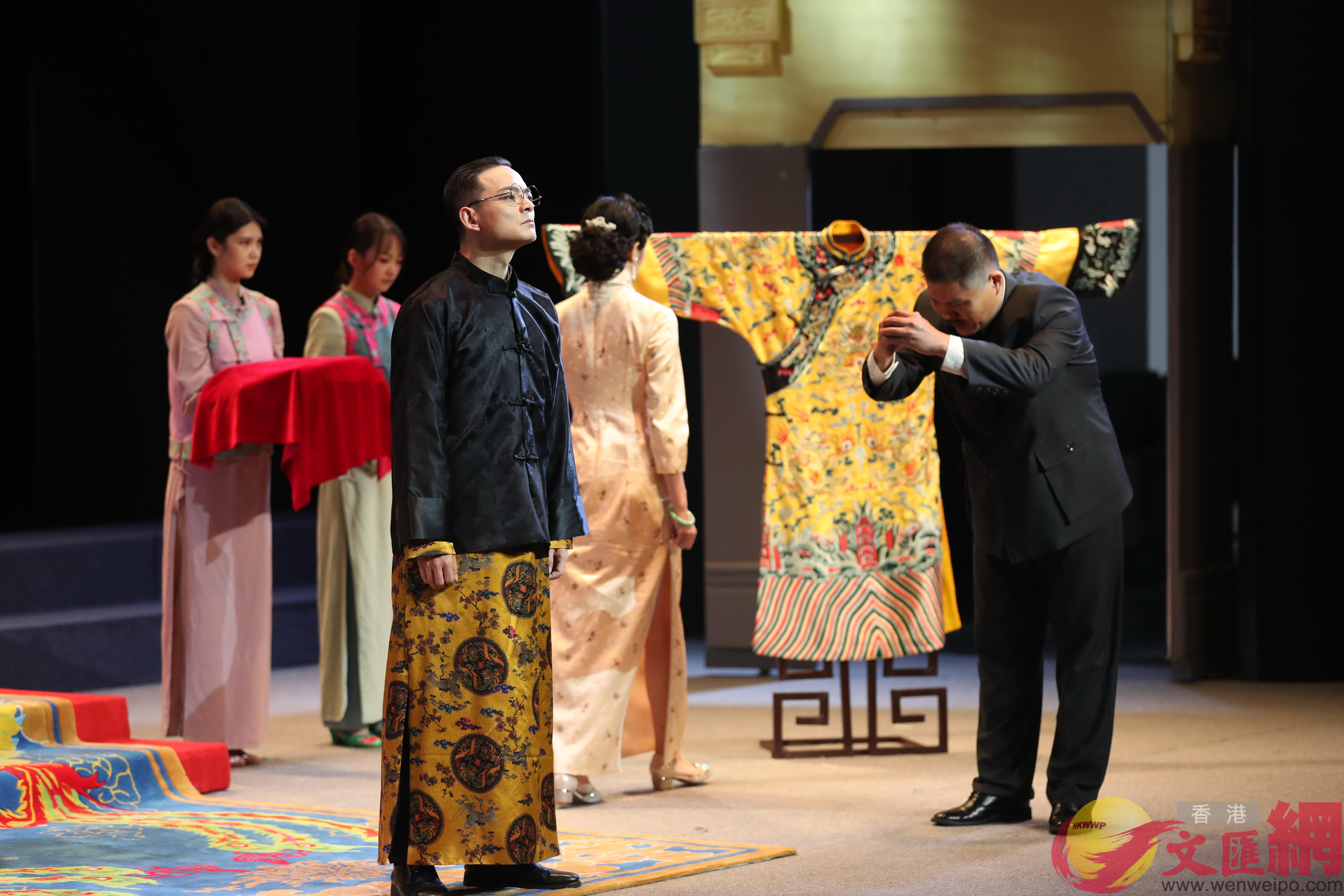 劇中溥儀在u新京v剛剛準備登基的一幕C]記者 盧冶 攝^