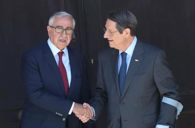 2019年8月9日A在塞浦路斯尼科西亞A塞浦路斯總統B希臘族領導人尼科斯P阿納斯塔夏季斯(右)與土耳其族領導人穆斯塔法P阿肯哲握手C