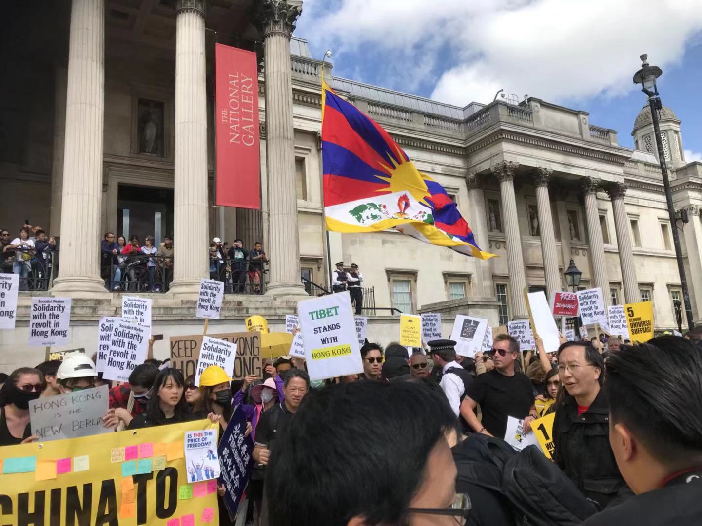 示威者人群中有人揮舞著象徵u藏獨v的雪山獅子旗