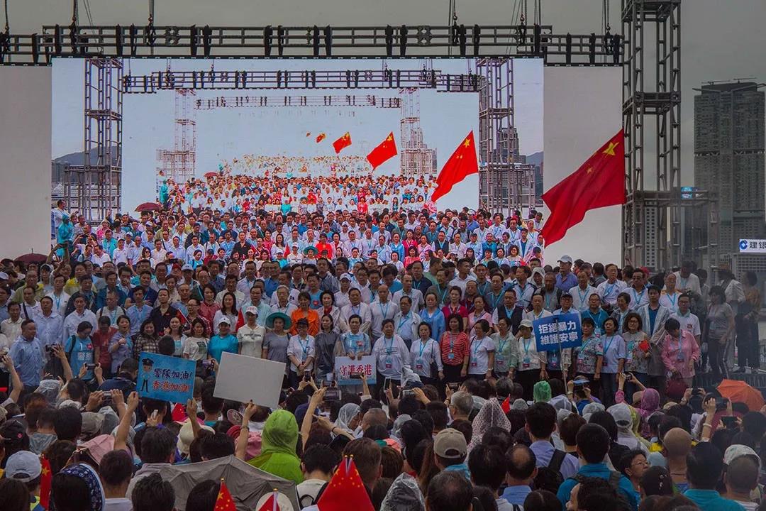 周六A香港市民在添馬公園舉行u反暴力A救香港v集會A參加人數達47.6萬C