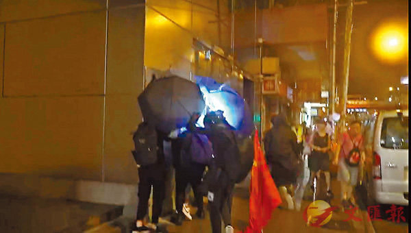  5個黑衣人將懸掛於粵海大廈外牆的一面國旗拆下A更棄於地上不顧C 視頻截圖