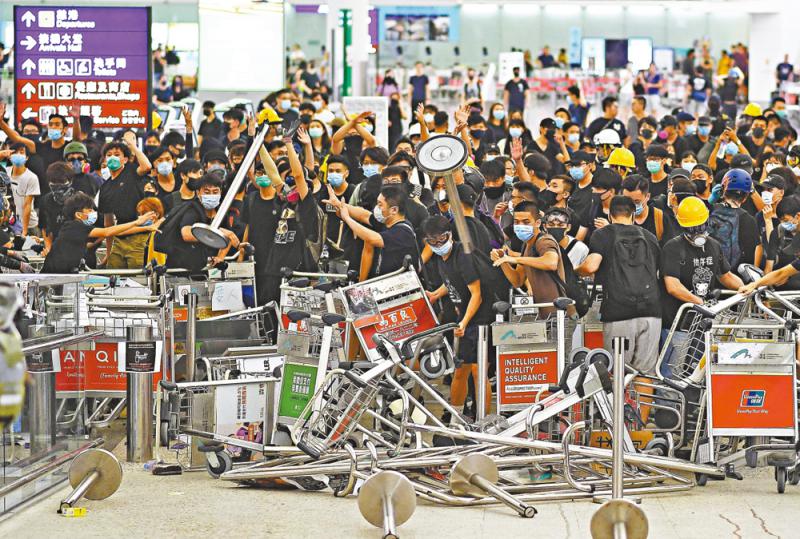 日前的u佔領機場v事件嚴重打擊香港國際形象