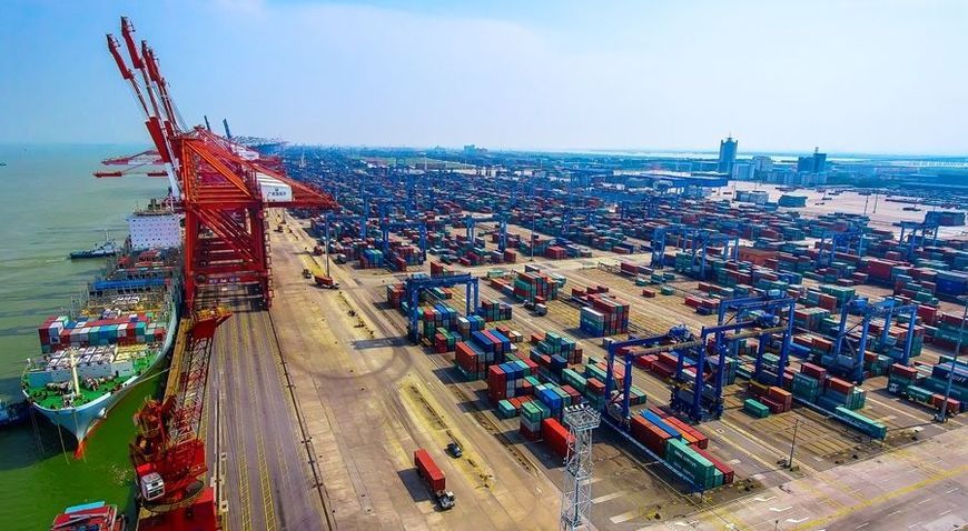 深圳鹽田港是全球最先進的集裝箱碼頭之一A吞吐量持續攀升