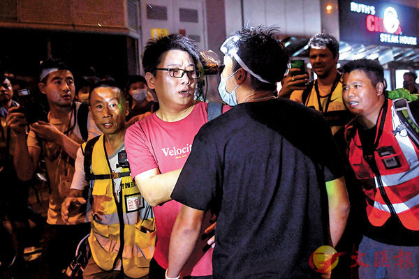  上海遊客(紅衣)曾被蒙面黑衣人拍打了一下A直至約40分鐘後A始獲在場人士解圍脫離險境C 法新社