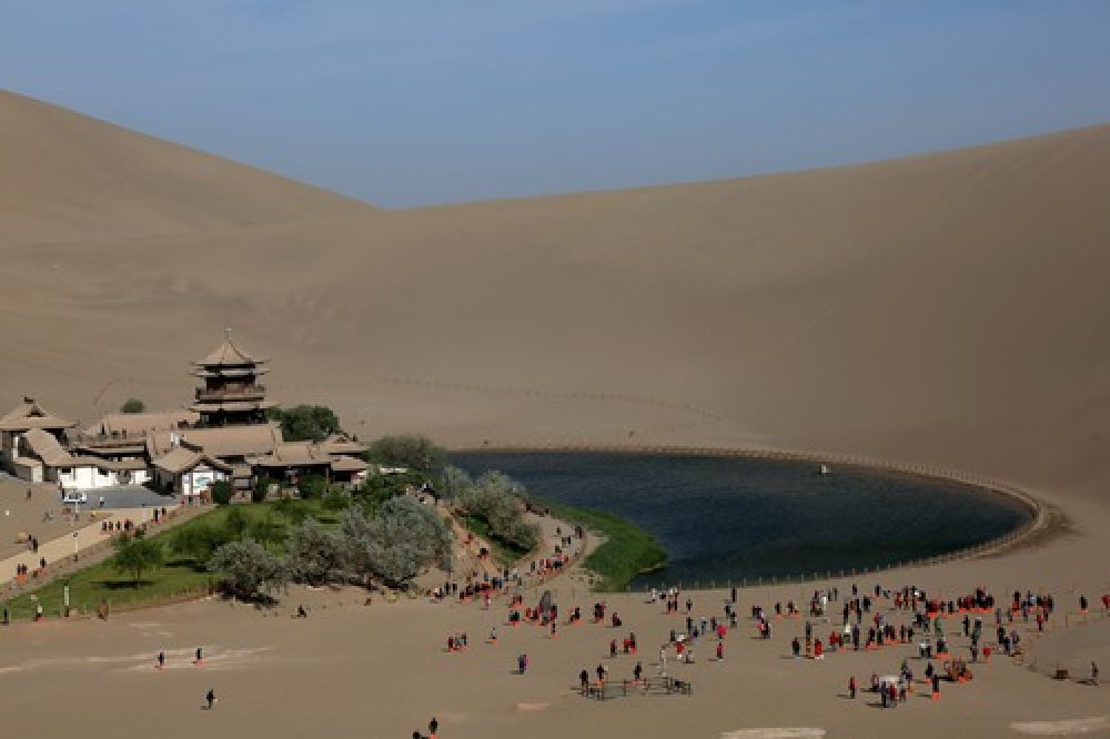 遊客在甘肅省敦煌市鳴沙山月牙泉景區遊覽C新華社