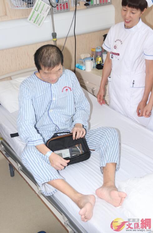 患者王先生在病房與醫護人員交流C 記者 郭若溪攝