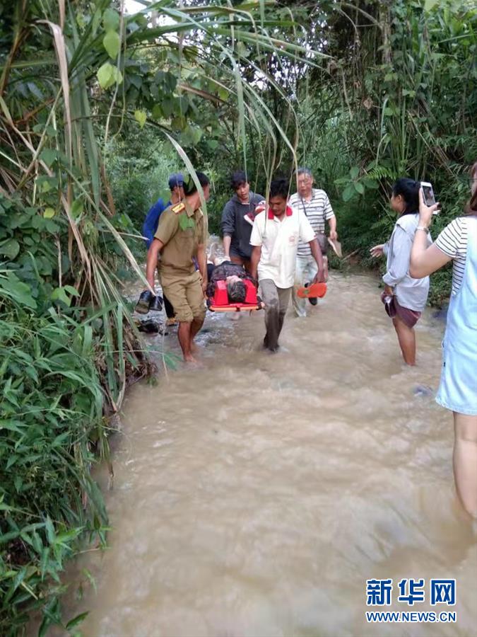 8月19日A在老撾北部城市琅勃拉邦附近A救援人員在事故現場附近工作C]圖源G新華社^