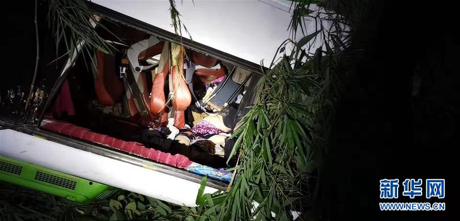 這是8月19日在老撾北部城市琅勃拉邦附近拍攝的發生車禍的大客車C]圖源G新華社^