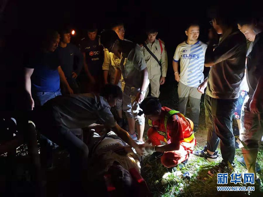 8月19日A在老撾北部城市琅勃拉邦附近A在事故現場附近的中國水電十四局中老鐵路項目經理部員工參與救援C]圖源G新華社^
