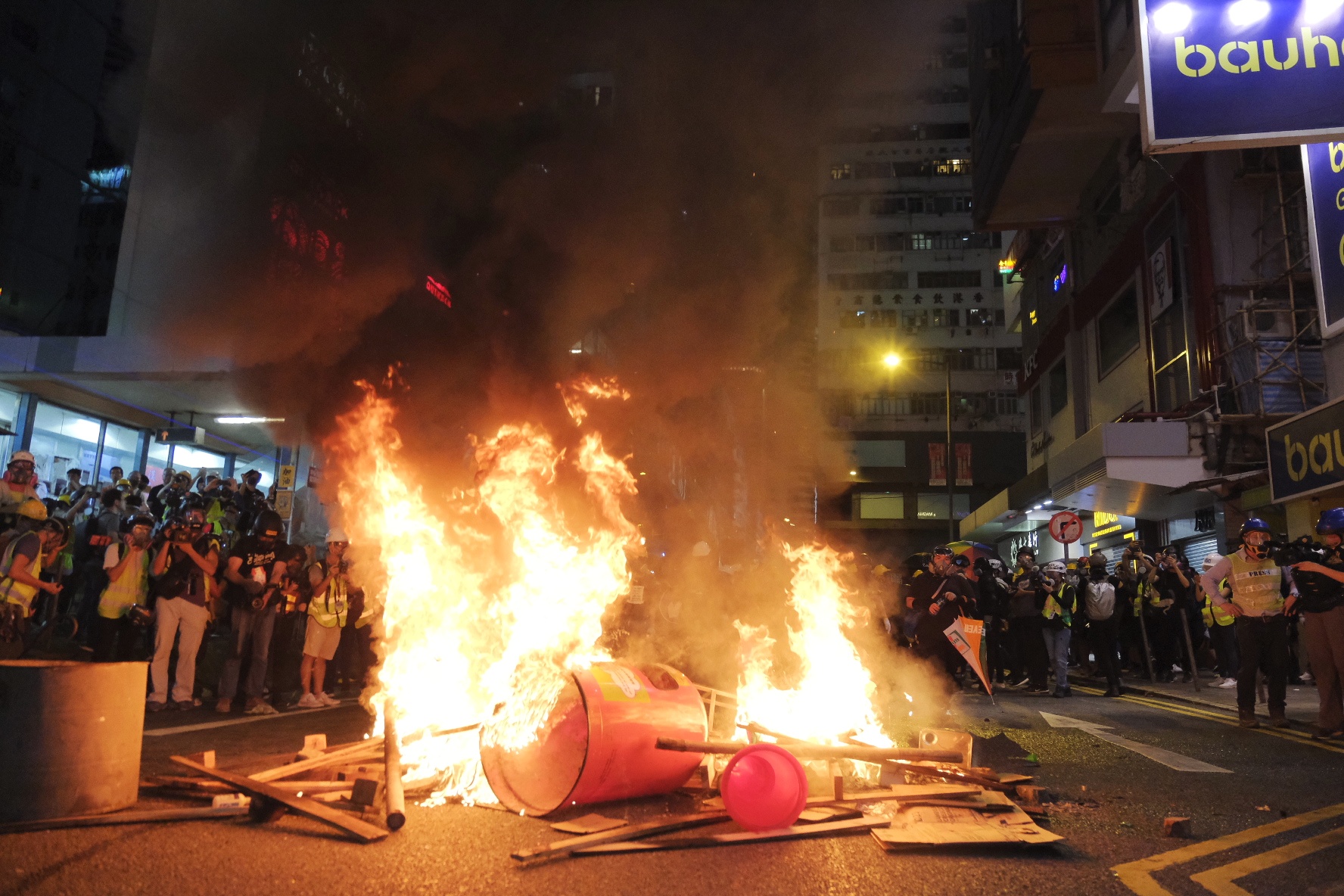 香港暴力示威者在街頭縱火。（圖源：新華社）