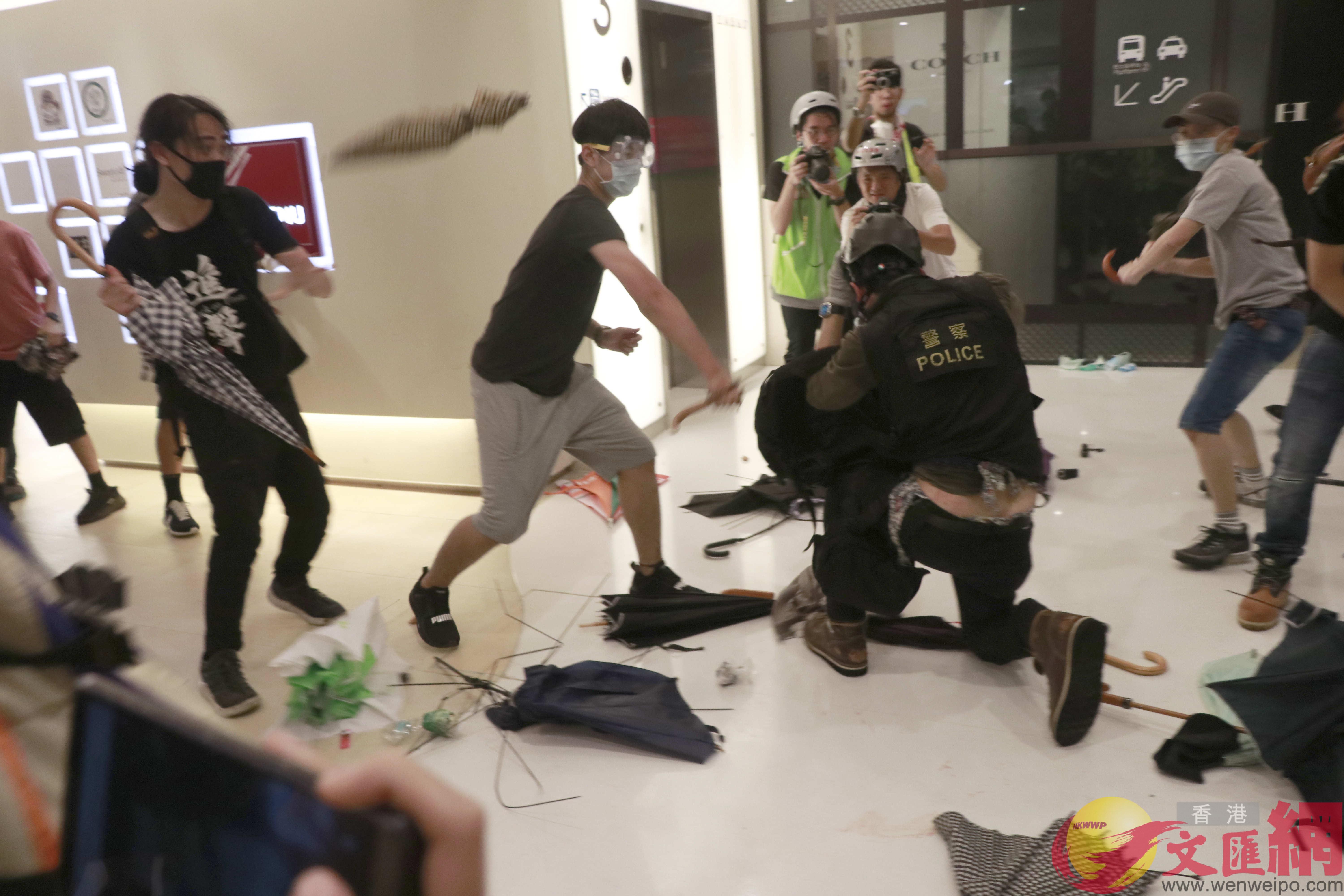 示威者在商場圍毆落單警員。香港文匯報記者攝 