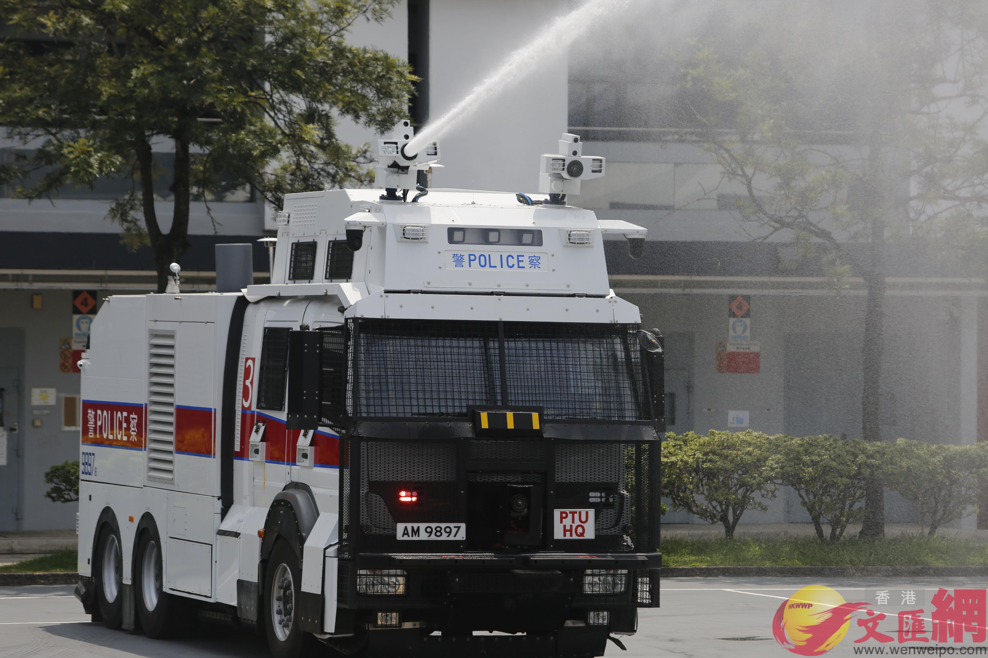 警方向立法會議員B傳媒展示水炮車射水示範C 香港文匯報記者攝