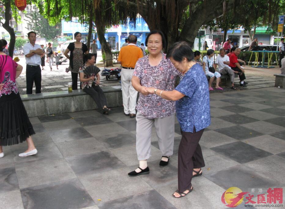 深港兩地的老人們在中英街門口的社區公園內跳舞C記者郭若溪 攝