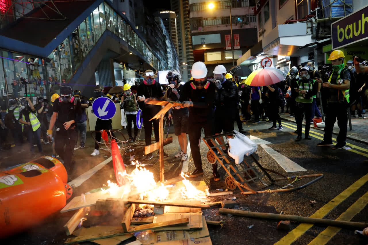 激進示威者在馬路上焚燒雜物縱火C]圖源G路透社 ^
