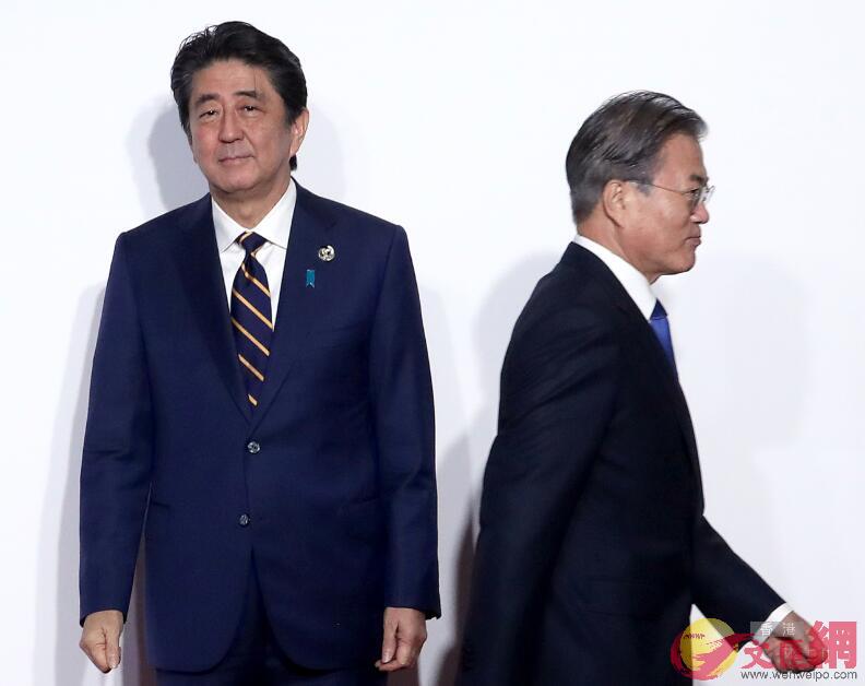 資料圖片G韓國總統文在寅(右)與日本首相安倍晉三(左)C
