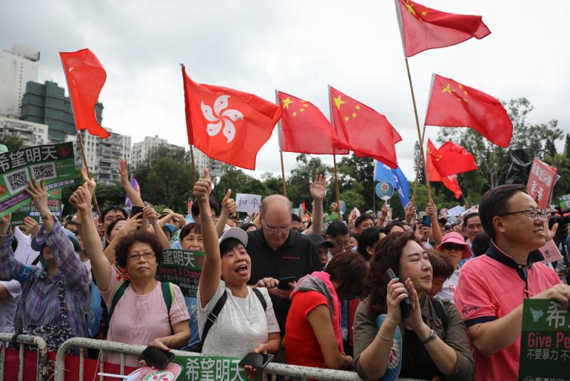 曹延中指出A止暴制亂是當前香港面臨的最緊迫的任務C圖為八月三日A在維多利亞公園草地舉行的u希望明天v反暴力音樂會中大批民眾表達對警隊的支持\資料圖片