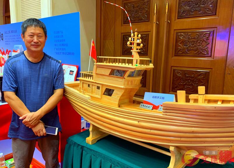 非遺傳承人張興華和他完全使用古法手工製作的u二界溝排船v模型C記者于珈琳 攝