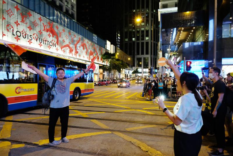 有愛國人士高舉國旗拍照A竟遭u港獨v分子指罵 大公報記者攝