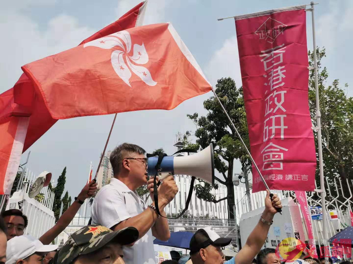 市民到香港電台抗議A指其時事節目有欠言論平衡的原則(大公文匯全媒體記者攝)