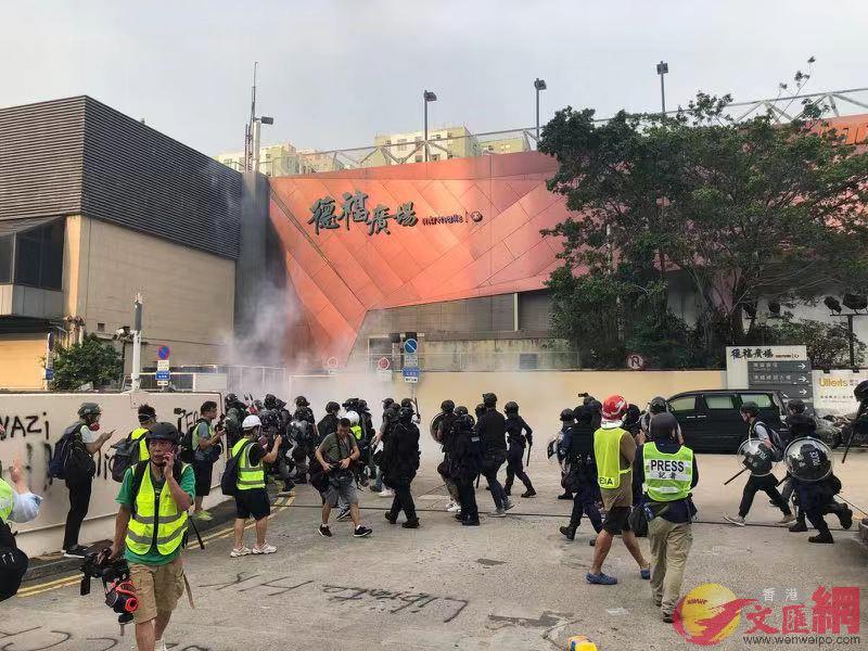 暴力示威者於觀塘堵路縱火，警方進行驅散行動(大公文匯全媒體記者攝)