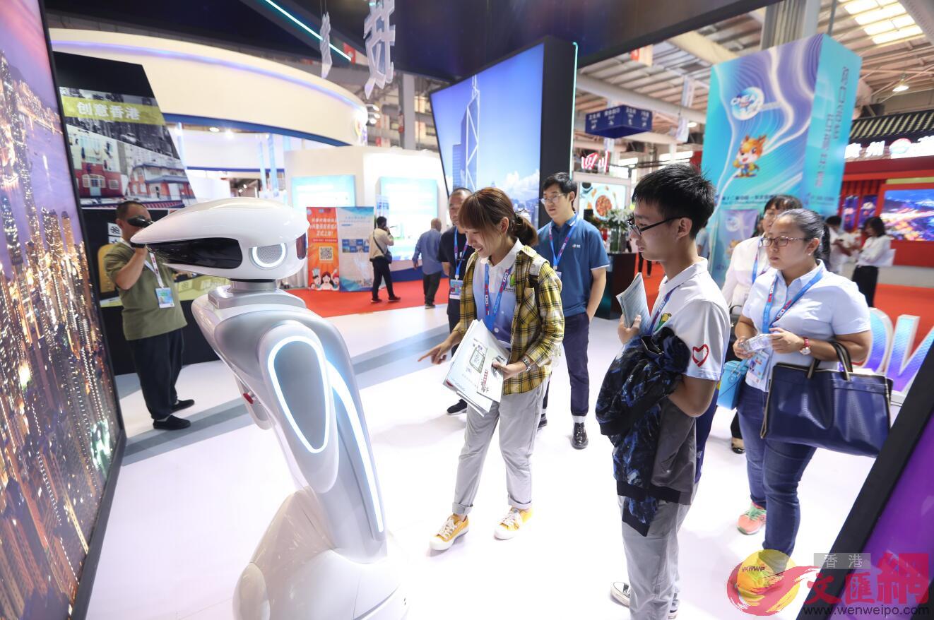 香港展覽上的機器人吸引來往人駐足 (記者盧冶 攝)