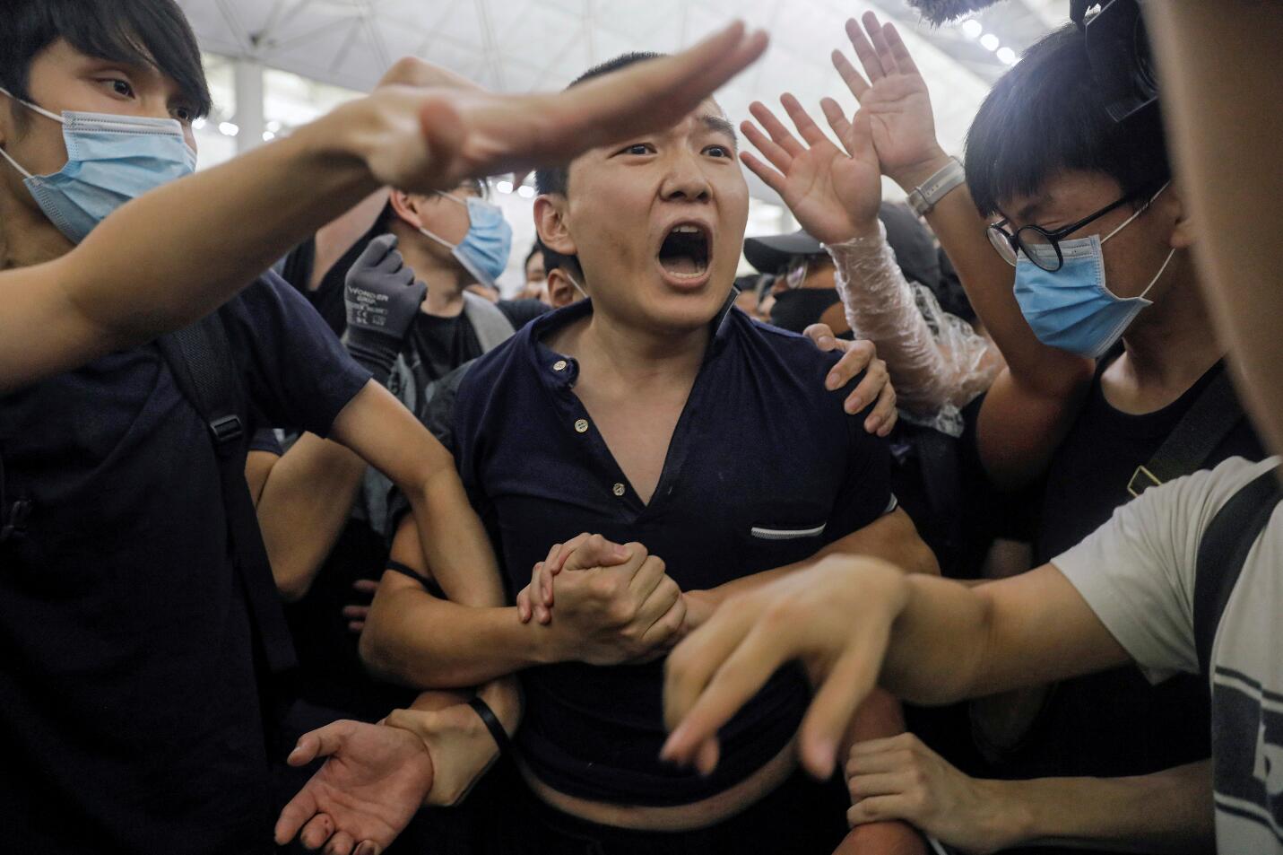 本月13日晚至14日凌晨機場示威事件中m環球時報n記者付國豪被暴徒捆綁並毆打C(美聯社資料圖片) 