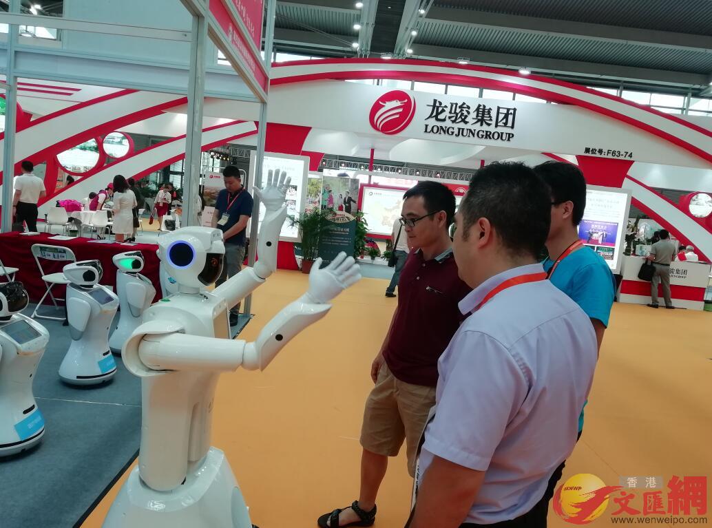 深圳市三寶創新智能推出的智能機械人受到許多養老機構的關注A其養老機械人銷售暢旺C]記者 李昌鴻 攝^