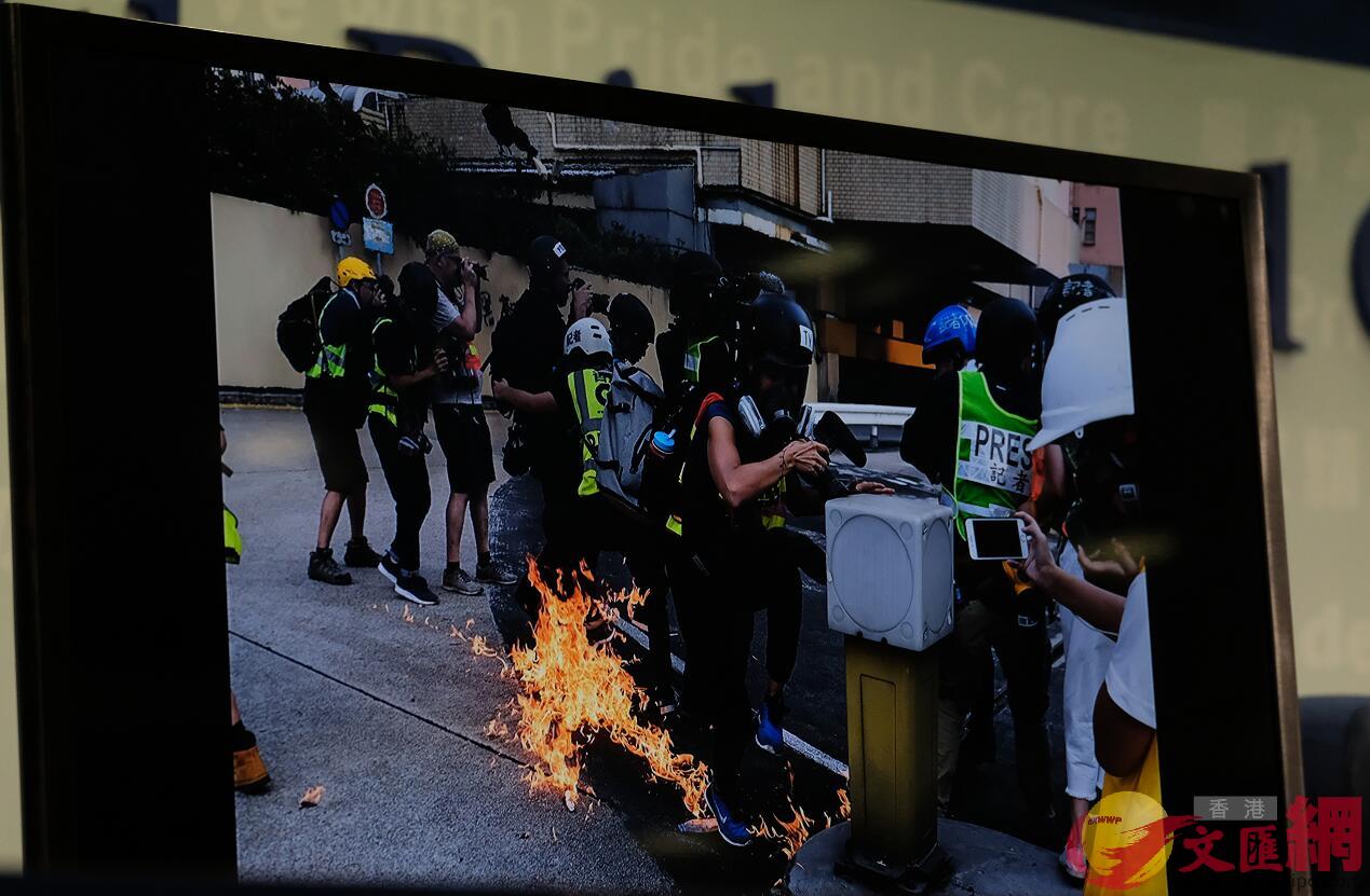 警方展示圖片，暴徒扔汽油彈險傷記者。