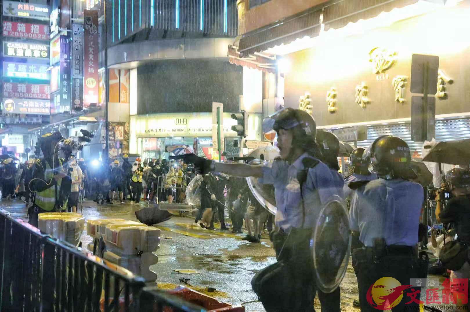 數名警員於荃灣被大批暴徒追打A期間警員一度拔槍A並向天開了一槍C大文全媒體記者攝