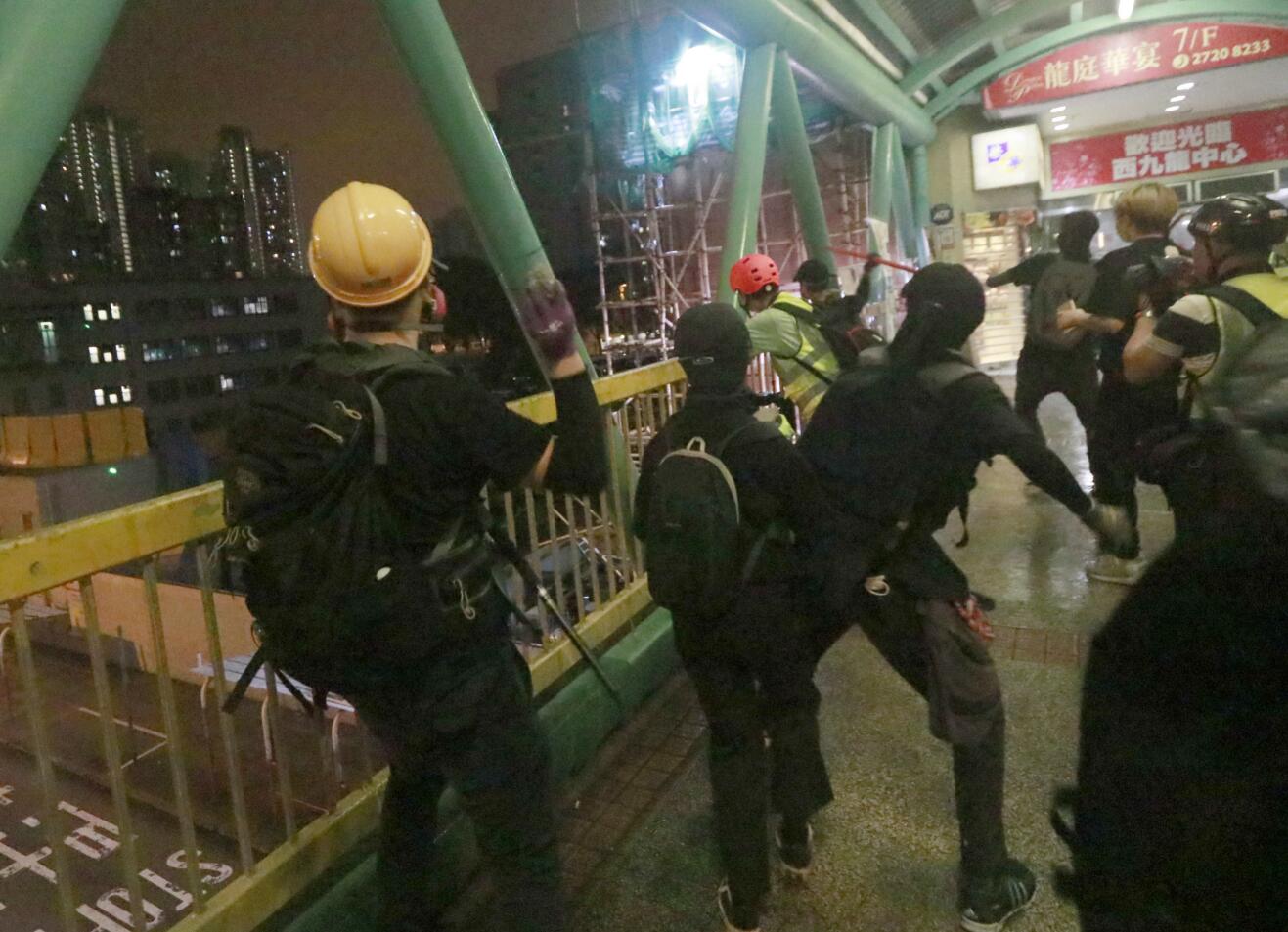 暴徒在天橋上向深水埗警署掟磚頭C 香港文匯報記者 攝 