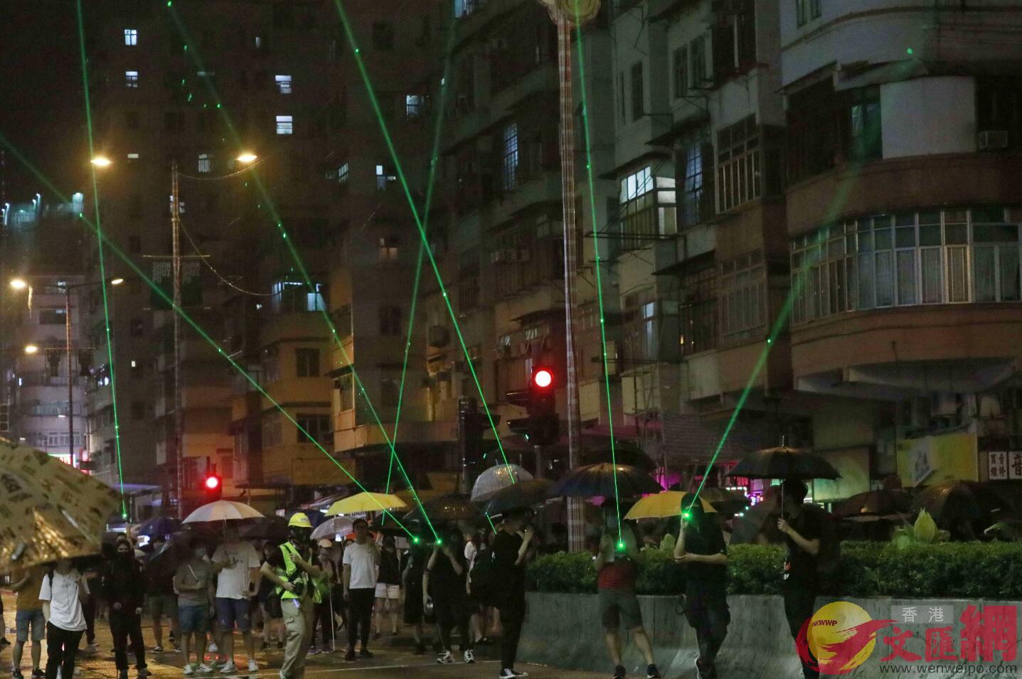 入夜後黑衣人在深水埗以鐳射光擾民C香港文匯報記者 攝 