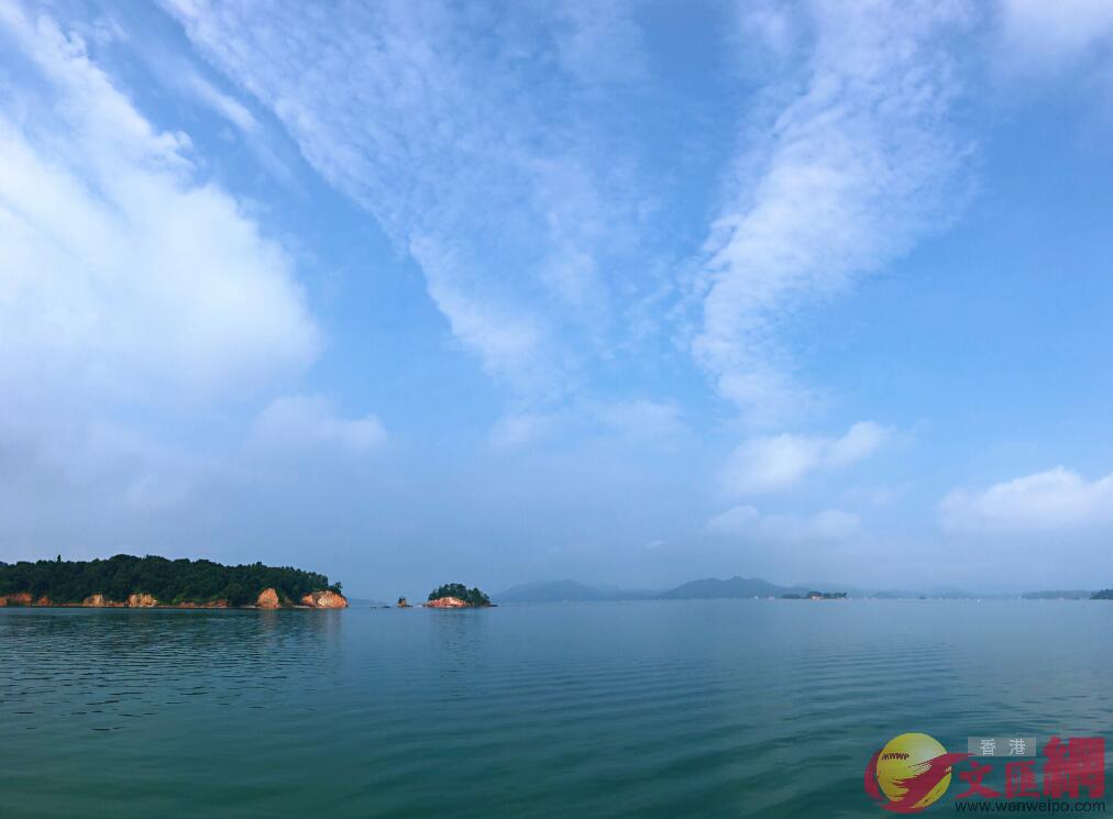 新豐江水庫u萬綠湖v承擔著為東江中下游城市和香港特區的4000多萬居民提供優質飲用水的重要使命C]方俊明攝^