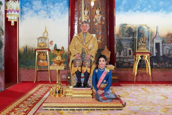 詩妮娜穿泰國傳統服裝坐在哇集拉隆功腳下 
