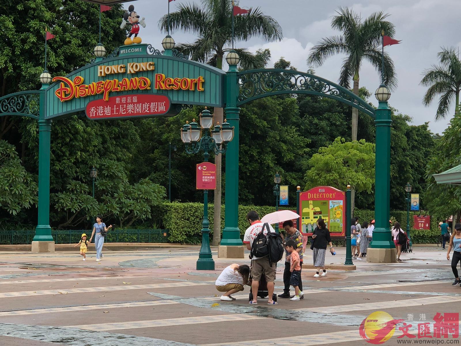 香港迪士尼樂園一直是內地訪港團行程首選A有遊客向記者表示A內裡的機動遊戲現時無須排隊A很快就玩畢整個樂園C 