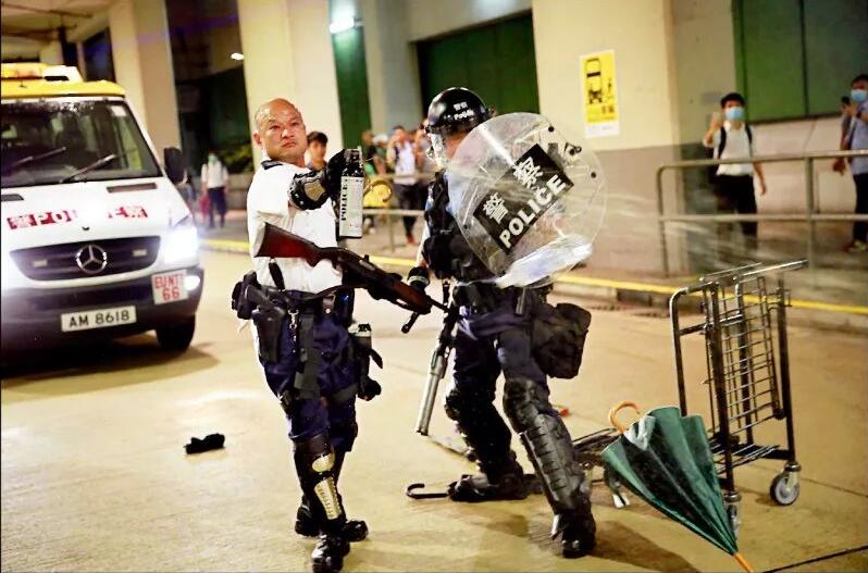 約十名香港警員獲邀赴京參加國慶活動，包括在葵涌警署舉起長槍的劉警長。（文匯報資料圖片）