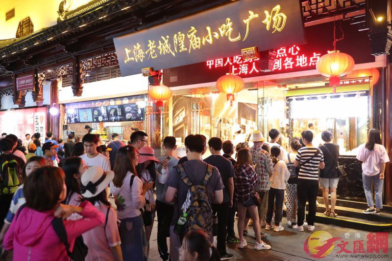 6月8日晚A上海豫園夜市特色美食吸引食客大排長龍\資料圖片
