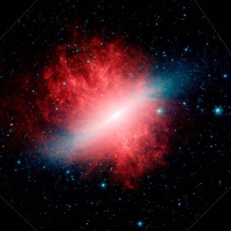 圖為Messier 82星系A也被稱為雪茄星系A是年輕大質量恆星的溫床CMessier 82星系位於大熊座A距離我們大約1200萬光年C