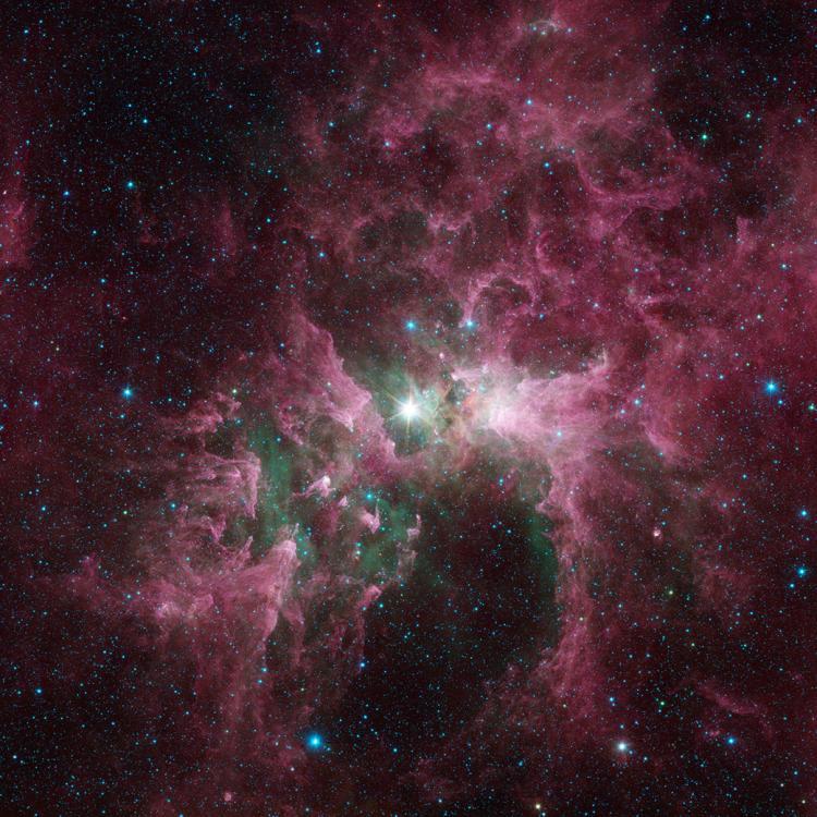 畫面中最亮的明星是Eta CarinaeA它是銀河系中最大質量的恆星之一C Eta Carinae的質量約為太陽質量的100倍A亮度至少達到100萬倍A釋放出巨大的能量流出A侵蝕了周圍的星雲C