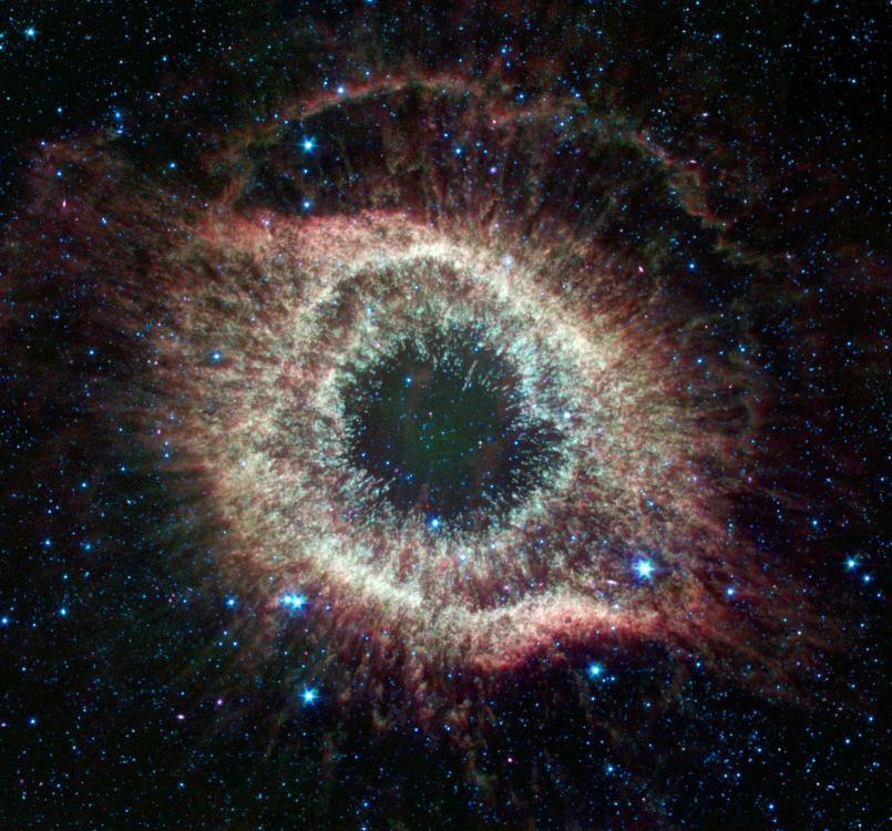 圖為距離地球大約700光年的一個眼睛狀的螺旋星雲A或者是類太陽恆星的殘骸C